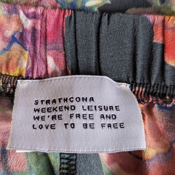 Strathcona Weekend Leisure 100% Silk Shorts Size Small Dark Floral - Picture 6 of 8